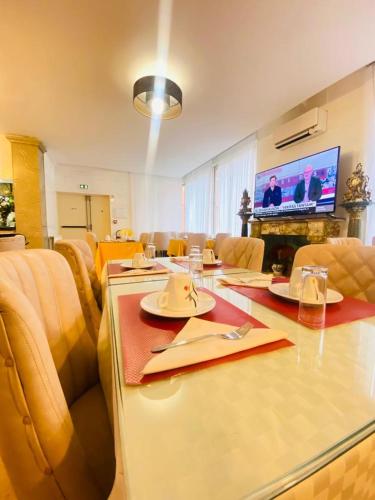 TV a/nebo společenská místnost v ubytování HOTEL ROYAL Paris Ivry