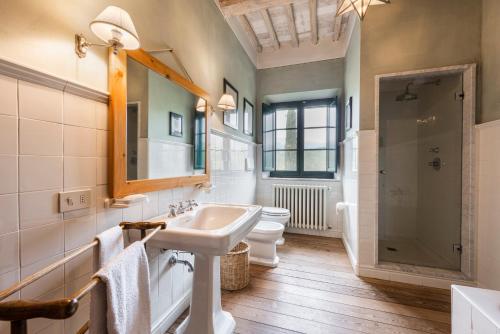 uma casa de banho com um lavatório e um chuveiro em Villa la Roseta em Ponte di Masino