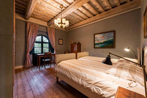 um quarto com uma cama e uma secretária num quarto em Villa la Roseta em Ponte di Masino