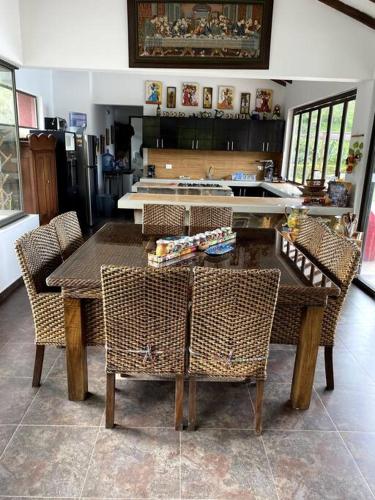 a kitchen with a wooden table and chairs at Casa ambiente rural La Vega Cundinamarca in La Vega