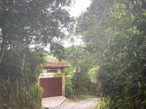a wooden gate in the middle of a dirt road at Casa ambiente rural La Vega Cundinamarca in La Vega