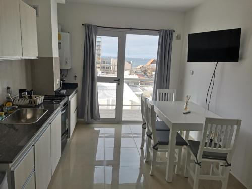 cocina con mesa y comedor con vistas en Puerto Madryn Temporarios en Puerto Madryn