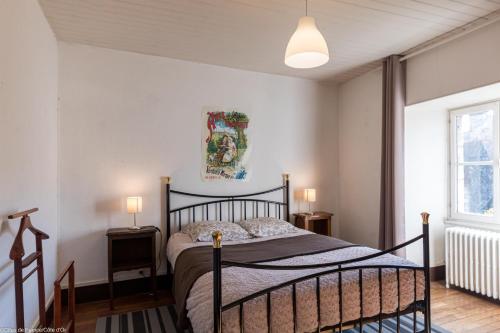 1 dormitorio con 1 cama, 2 lámparas y ventana en La Maison de Claire en Flavigny-sur-Ozerain
