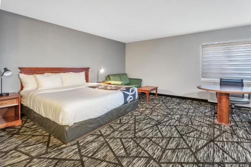 獨立市的住宿－克利夫蘭獨立村拉金塔酒店，酒店客房配有一张床铺和一张桌子。