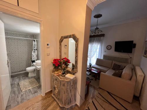 een woonkamer met een bank en een spiegel bij Like your Home... in Litóchoron