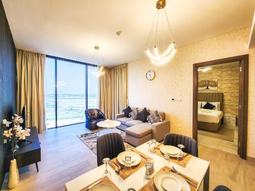杜拜的住宿－STAY BY LATINEM Luxury 1BR Holiday Home OPA 802 near Burj Khalifa，客厅配有餐桌和沙发