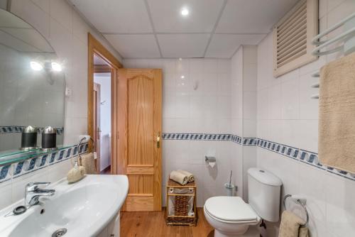 La salle de bains est pourvue de toilettes blanches et d'un lavabo. dans l'établissement Las Piramides, à Fuengirola