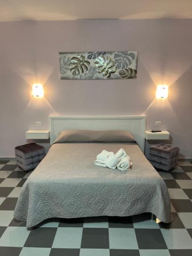 - une chambre avec un lit et 2 serviettes dans l'établissement B&B Lolly, à Paravati