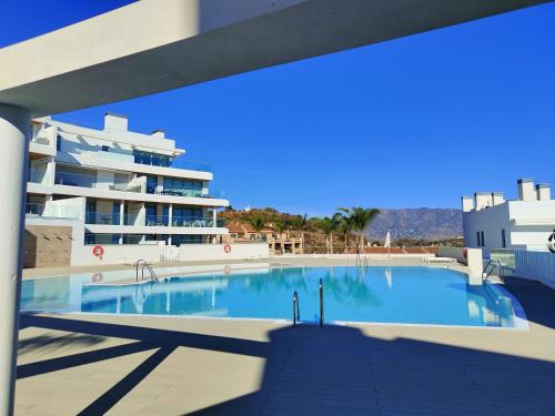 una gran piscina junto a un gran edificio en Luxury Apartment in front Calanova Golf, en Mijas