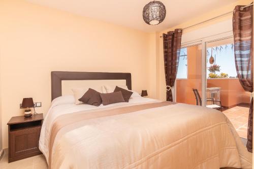 ein Schlafzimmer mit einem großen weißen Bett und einem Fenster in der Unterkunft 2242-amazing penthouse 2terraces sea view in Casares