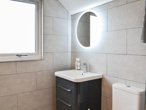 a bathroom with a sink and a mirror and a toilet at Hanoverian Suite - Uk41830 in Tickton