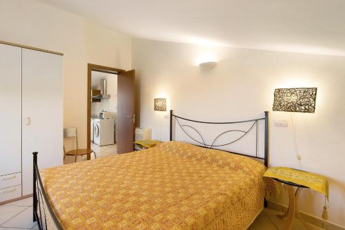 - une chambre avec un lit doté d'un couvre-lit jaune dans l'établissement Casa Santi Appartamento Limone, à Giustenice