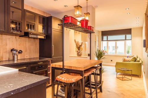 une cuisine avec une table en bois et une salle à manger dans l'établissement F2 les parmentiers, à Metz