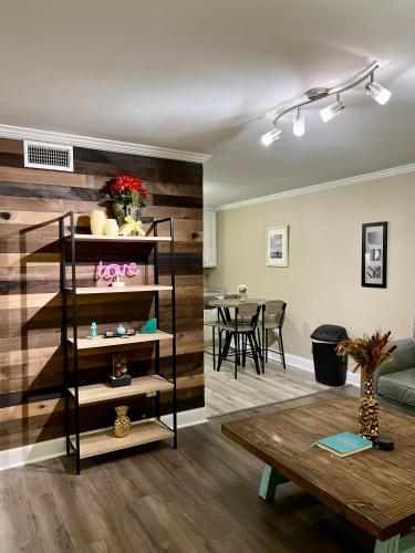 sala de estar con pared de madera y mesa en Trinity One Apartments - Country Luxury en Jackson