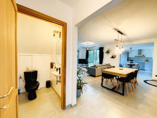  Magnifique gîte de caractère The peaceful break -  Room  picture :   Tea/Coffee maker    Shower    TV                           