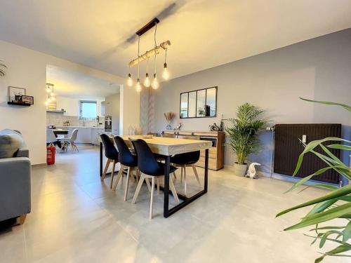  Magnifique gîte de caractère The peaceful break -  Room  picture :   Tea/Coffee maker    Shower    TV                           