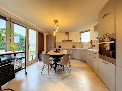  Magnifique gîte de caractère The peaceful break -  Room  picture :   Tea/Coffee maker    Shower    TV                           