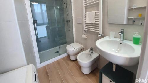 ein Bad mit einem Waschbecken, einer Dusche und einem WC in der Unterkunft Blue Sky Rooftop Apartments - Bari Policlinico in Bari