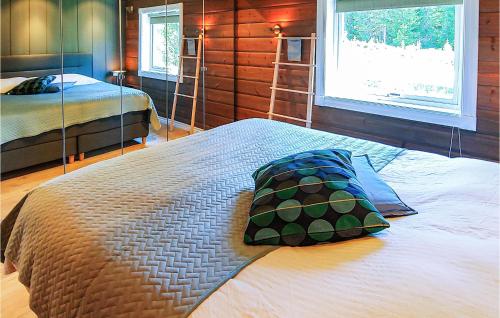 Ένα ή περισσότερα κρεβάτια σε δωμάτιο στο Awesome Home In Jordet With House A Panoramic View