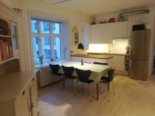 コペンハーゲンにあるApartmentInCopenhagen Apartment 397のキッチン(テーブル、椅子、冷蔵庫付)