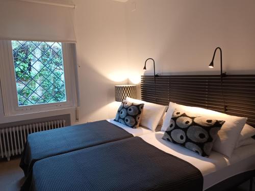 a bedroom with a bed with pillows and a window at Acogedora casa en Majadahonda in Majadahonda