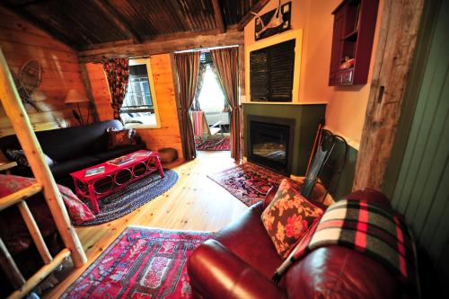 Ein Sitzbereich in der Unterkunft The Common Man Inn, Spa & Lodge