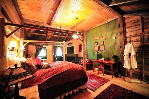 Ein Bett oder Betten in einem Zimmer der Unterkunft The Common Man Inn, Spa & Lodge