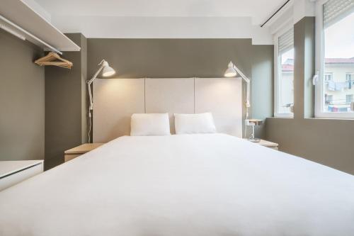 Ένα ή περισσότερα κρεβάτια σε δωμάτιο στο Rainbow Suites by Olala Homes