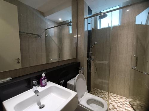 y baño con lavabo, aseo y ducha. en Pax 6+3 Grand Lux Melaka homestay, en Melaka