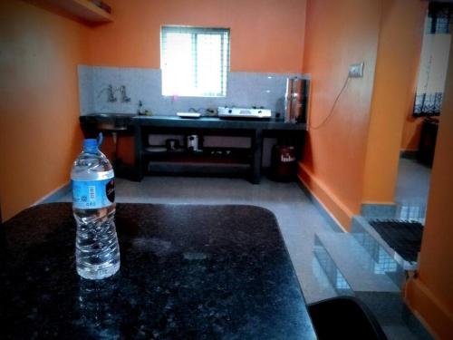 eine Flasche Wasser auf einem Tisch in der Küche in der Unterkunft Kamanabillu Homestay, For jog falls travellers in Siddāpur
