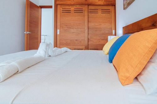 Ένα ή περισσότερα κρεβάτια σε δωμάτιο στο 3 Bedroom Pool Villa 50M To The Beach