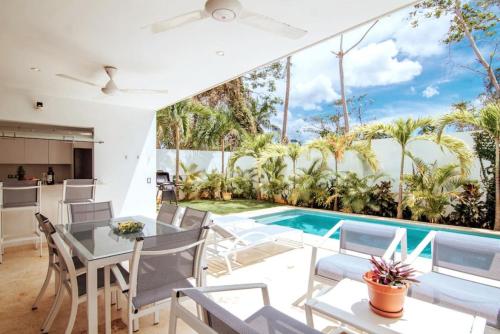 Μπαλκόνι ή βεράντα στο 3 Bedroom Pool Villa 50M To The Beach