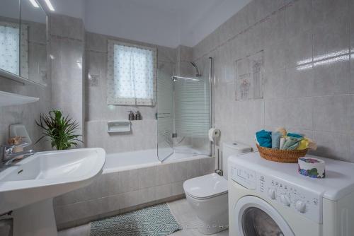 Ванна кімната в Magnificent Relax Athens Voula