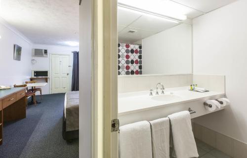 a bathroom with a sink and a mirror at Bayswater Tweed in Tweed Heads