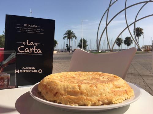een taart zittend op een bord op een tafel bij 203 I Posada del Mar I Encantador hostel en la playa de Gandia in Los Mártires