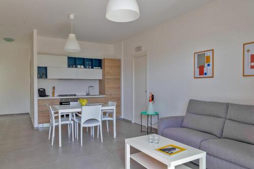 sala de estar con sofá y mesa en Nesea Domus, en Marina di Ragusa