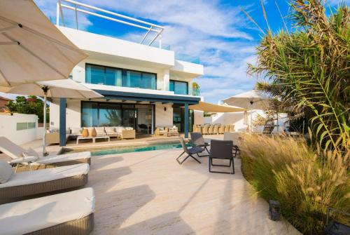 Gallery image of 6 bedrooms villa at Marbella 2 m away from the beach with sea view private pool and jacuzzi in Marbella