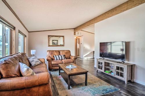 Charming Grants Pass Home with Large Backyard! – Photos 4