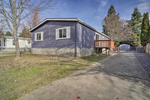 Charming Grants Pass Home with Large Backyard! – Photos 3