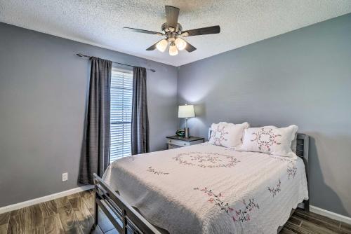 ジャクソンビルにあるJacksonville Home with Spacious Yard and Grill!のベッドルーム1室(ベッド1台、シーリングファン付)