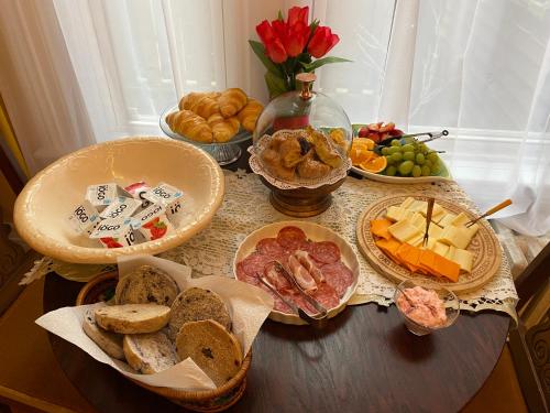 een tafel met verschillende soorten brood en andere voedingsmiddelen bij The Jellybean Heritage Inn in St. John's