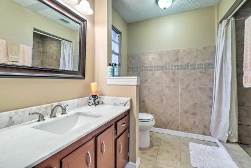 Koupelna v ubytování Quaint Jacksonville Escape with Screened Porch!