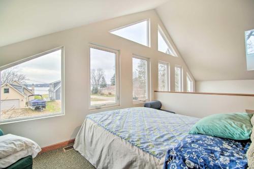 um quarto com uma cama e duas janelas em Twin Lakes Home - Walk to Lake Elizabeth! em Twin Lakes