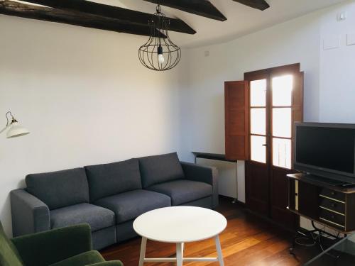 a living room with a couch and a table at El Ventanillo in Toledo