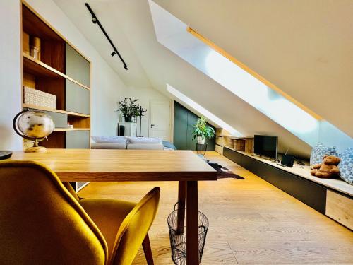 Posedenie v ubytovaní BL - The Penthouse, 24hr Self Check-in, 2 Bedrooms, Fireplace, AC, Panoramic View from main Balcony, 3-minute walk to City Center
