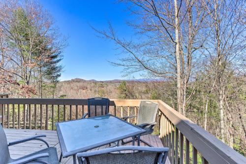 Μπαλκόνι ή βεράντα στο Family-Friendly Murphy Cabin with Deck and Fire Pit!