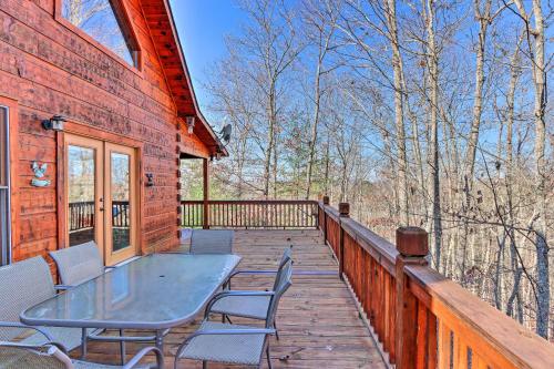 Balkón nebo terasa v ubytování Wheelchair-Accessible Murphy Cabin with Fire Pit!