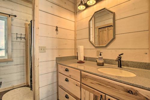 W łazience znajduje się umywalka i lustro. w obiekcie Rural White Sulphur Springs Getaway with Deck! w mieście White Sulphur Springs