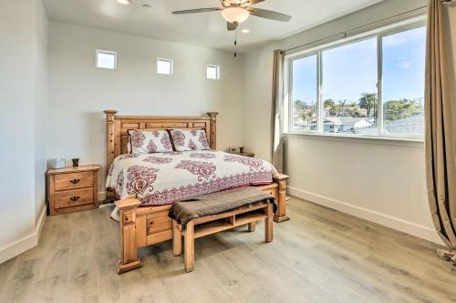 um quarto com uma cama e uma janela em Stunning Getaway Less Than 1 Mi to Grover Beach! em Grover Beach