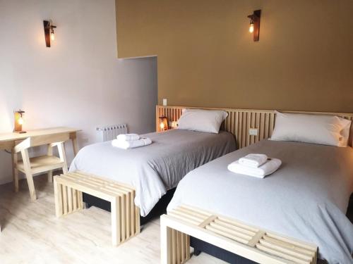 Кровать или кровати в номере Senderos Aparts & Suites